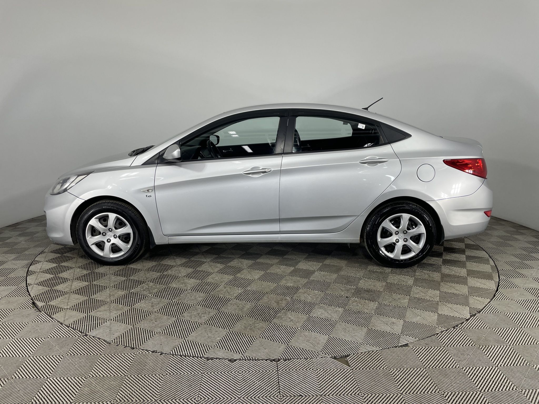 Hyundai solaris 2012 1.6