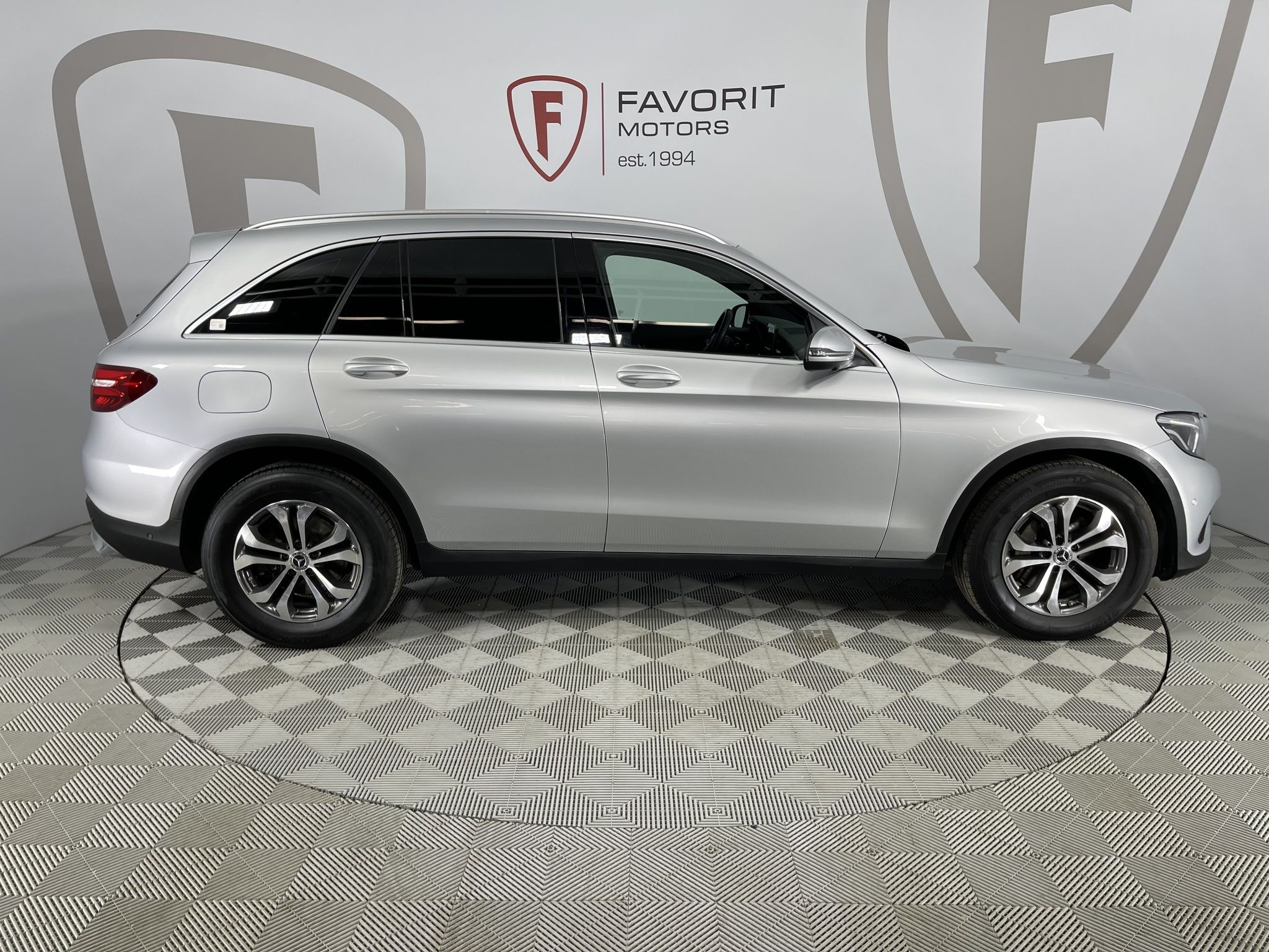 Купить MERCEDES-BENZ GLC 250 4 MATIC 2017 года с пробегом 96 512 км в  Москве | Продажа б/у Мерседес-Бенц GLC 250 4 MATIC внедорожник