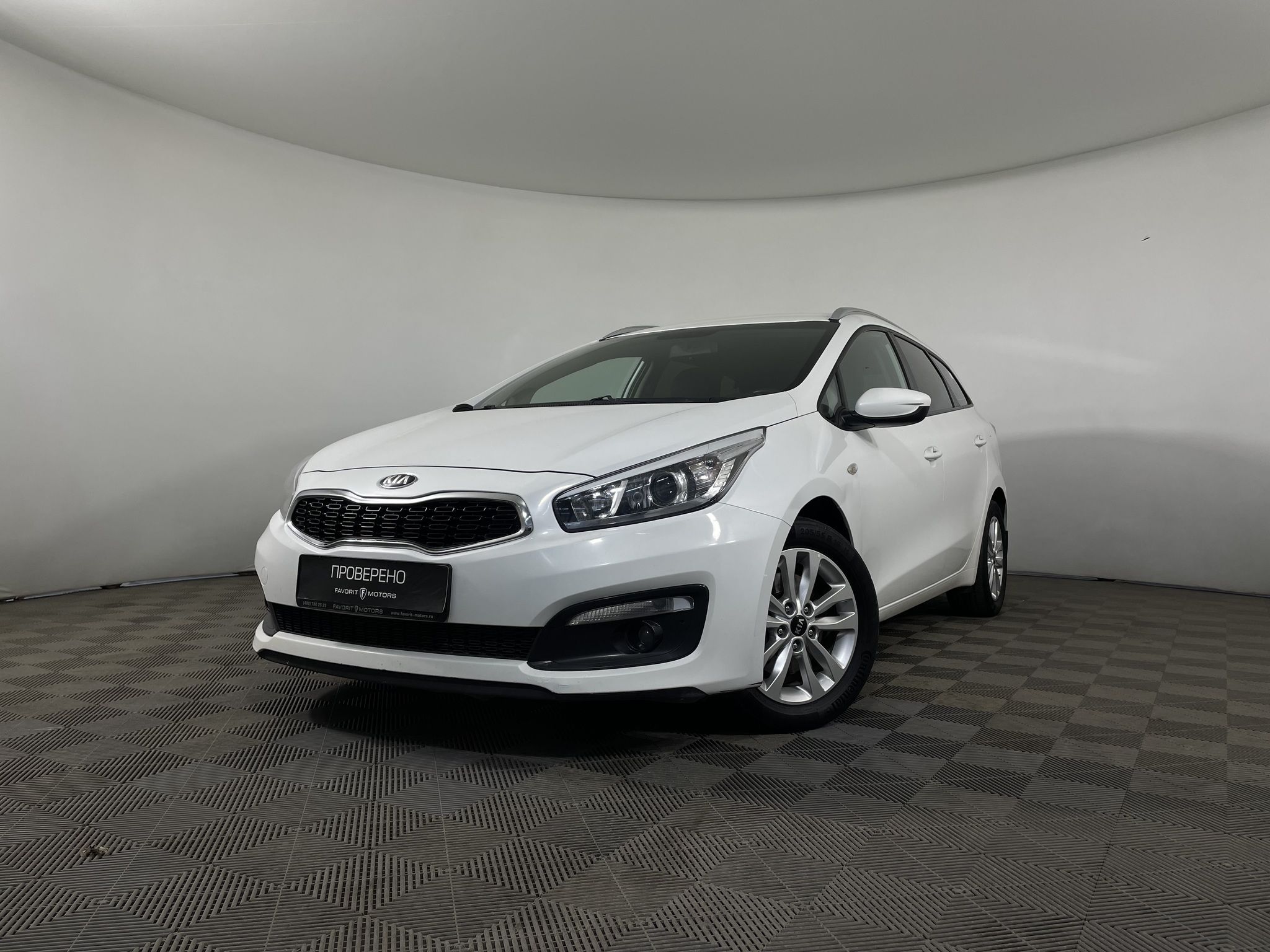 Купить б/у Kia Ceed (Киа Сид) 1.6 (130 л.с.) универсал 2015 года с пробегом  134 500 км в Москве