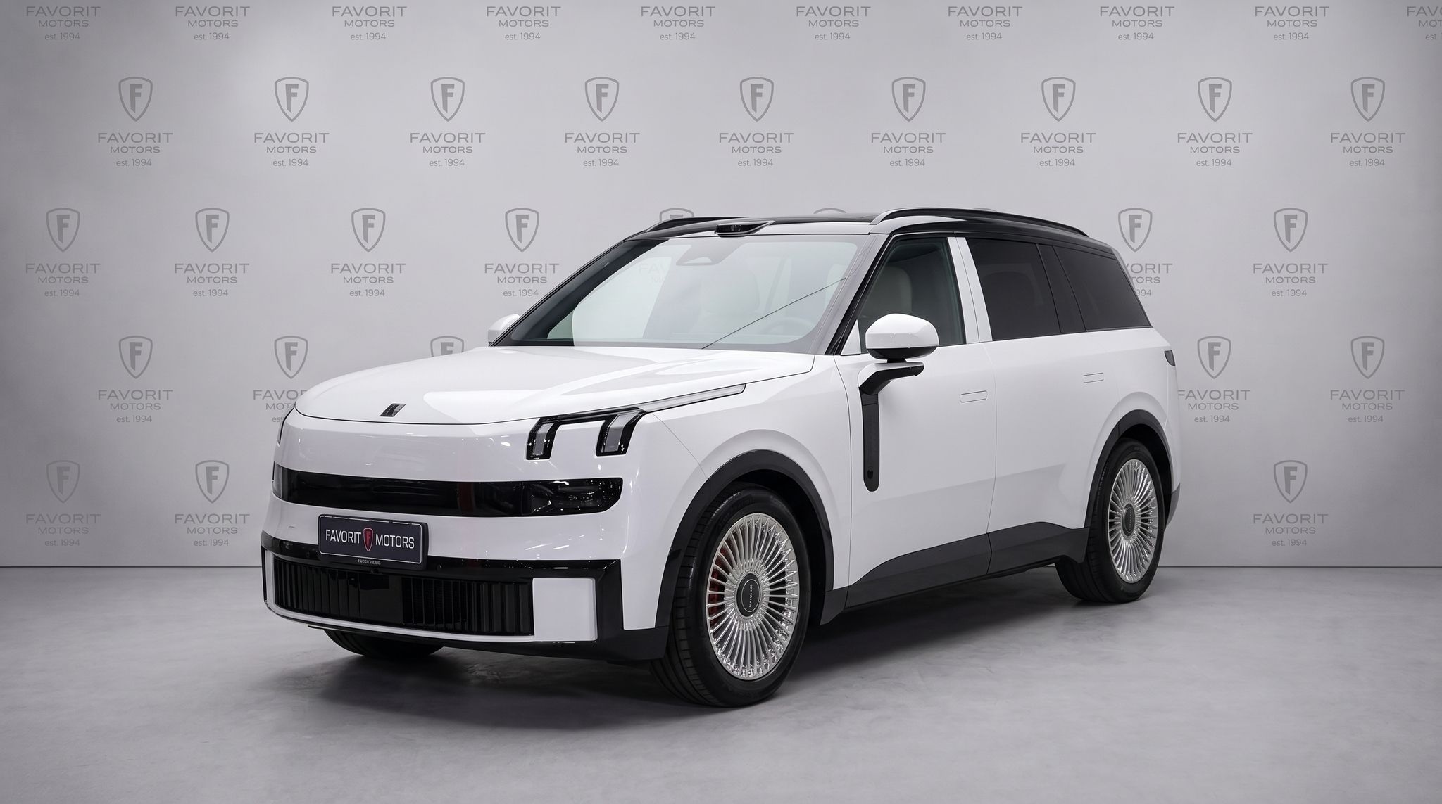 LYNK & CO 900