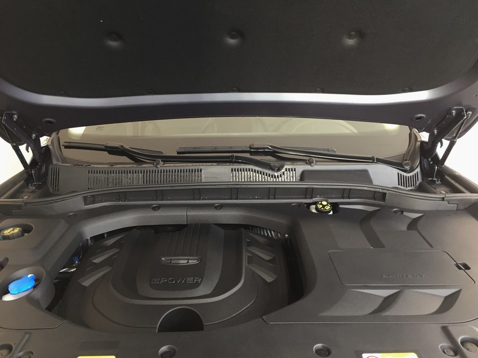 Atlas pro 2022. Geely atlas 2024 вид сверху. Geely atlas pro 2022 капот. Джили атлас 2024 мотор. Моторный отсек джили атлас.