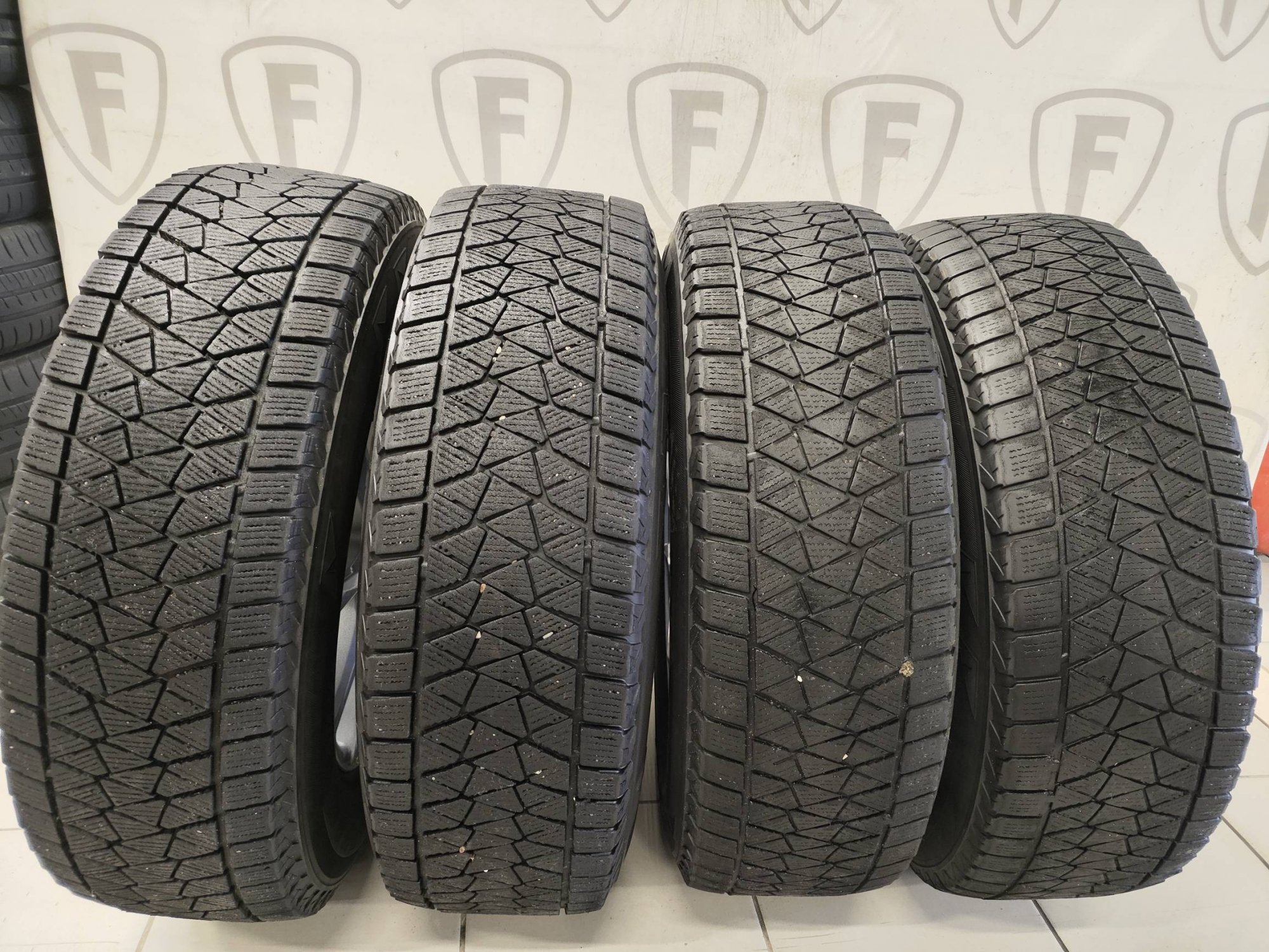 Купить шины бу BRIDGESTONE Blizzak DM-V2 R 16 за 24000 рублей – Продажа б/у  резины BRIDGESTONE Blizzak DM-V2 у официального дилера