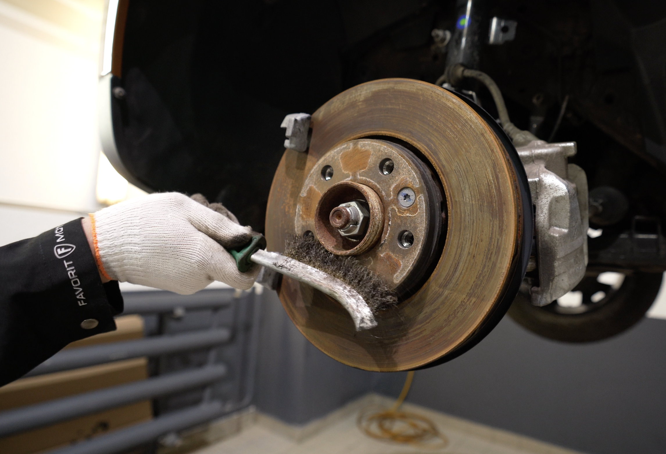 Очистка передних тормозных дисков от окалины Kia