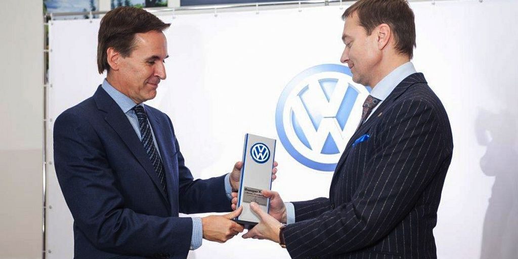 На открытии Volkswagen «Фаворит Хофф» гостей встретила «Девушка с веслом»
